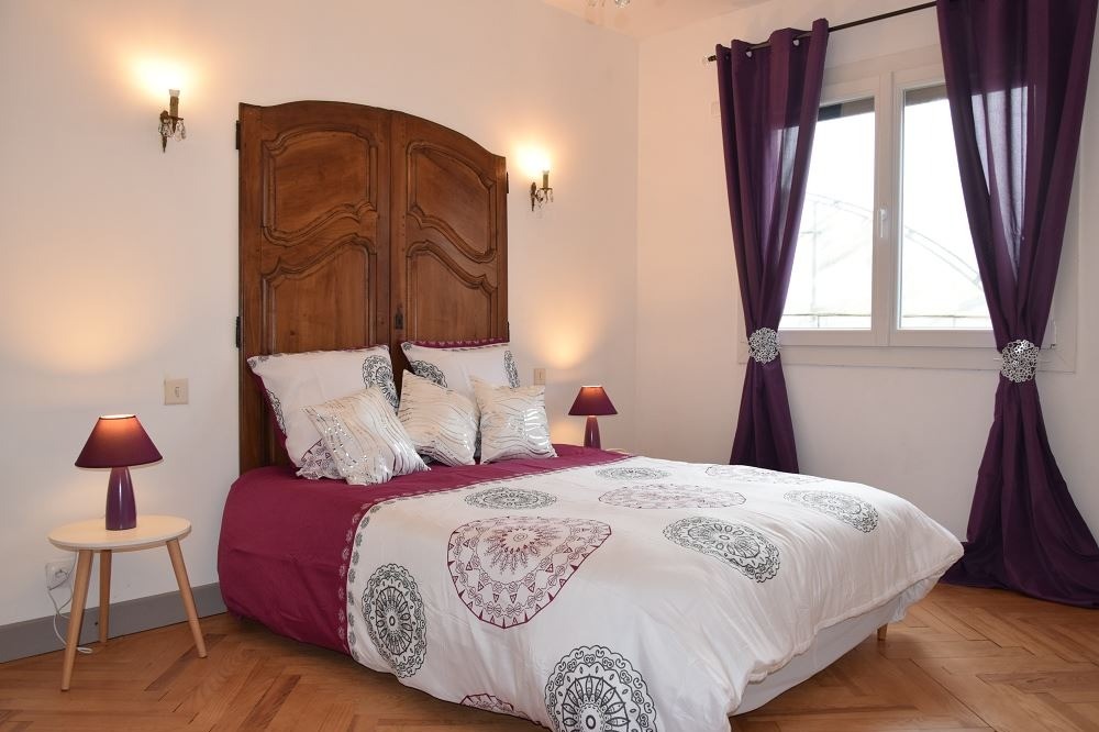 Grande chambre prune lit double