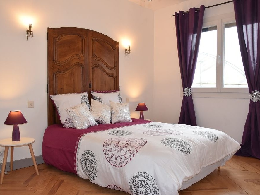 Grande chambre prune lit double