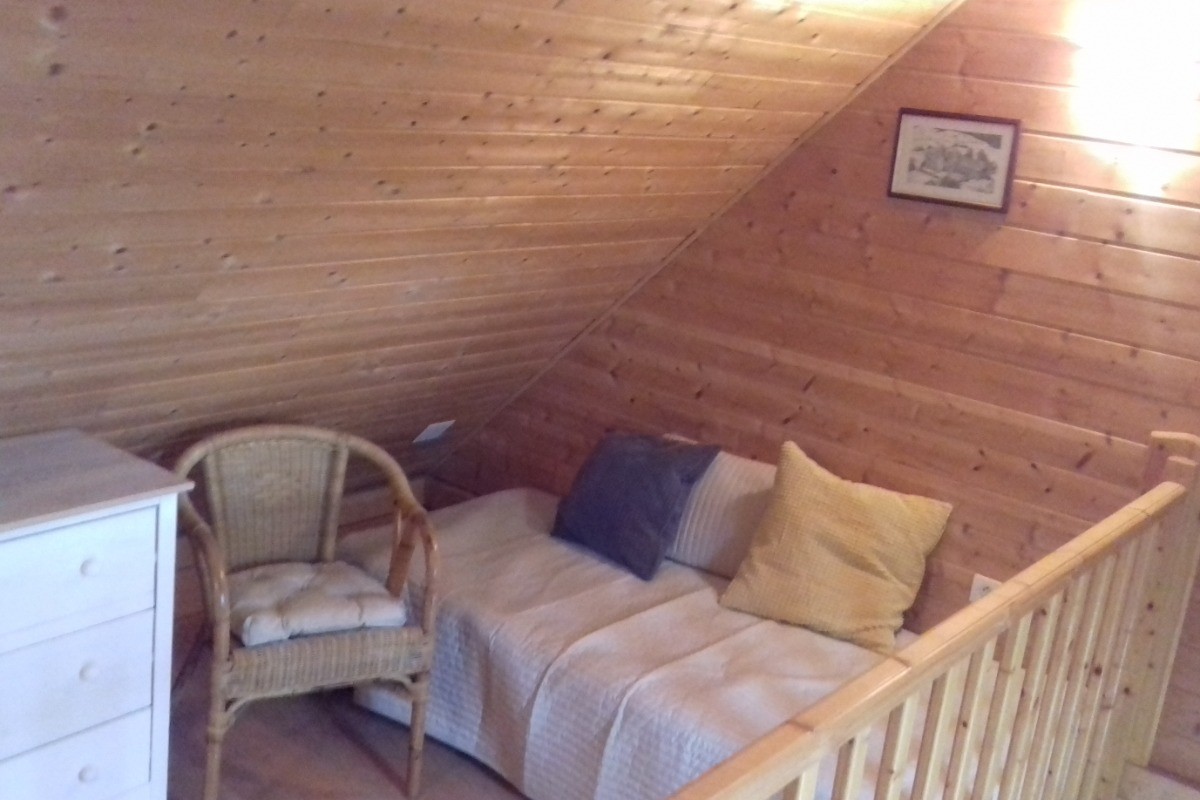 lit simple sur la mezzanine