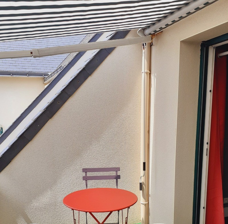 Salon de jardin et store banne.