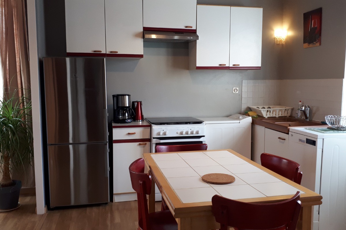 La cuisine donnant sur le séjour-salle à manger