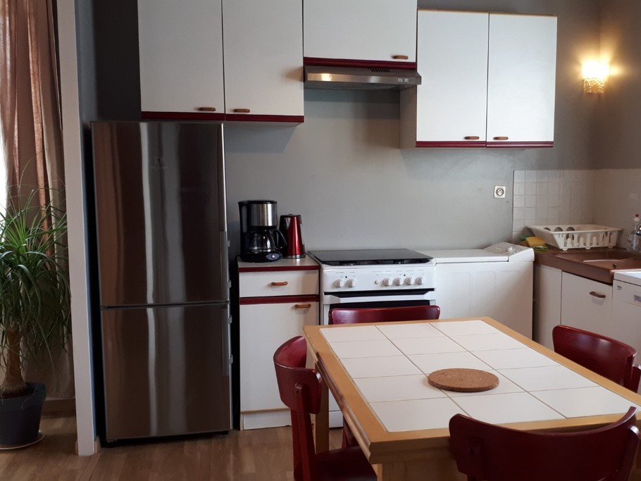 La cuisine donnant sur le séjour-salle à manger