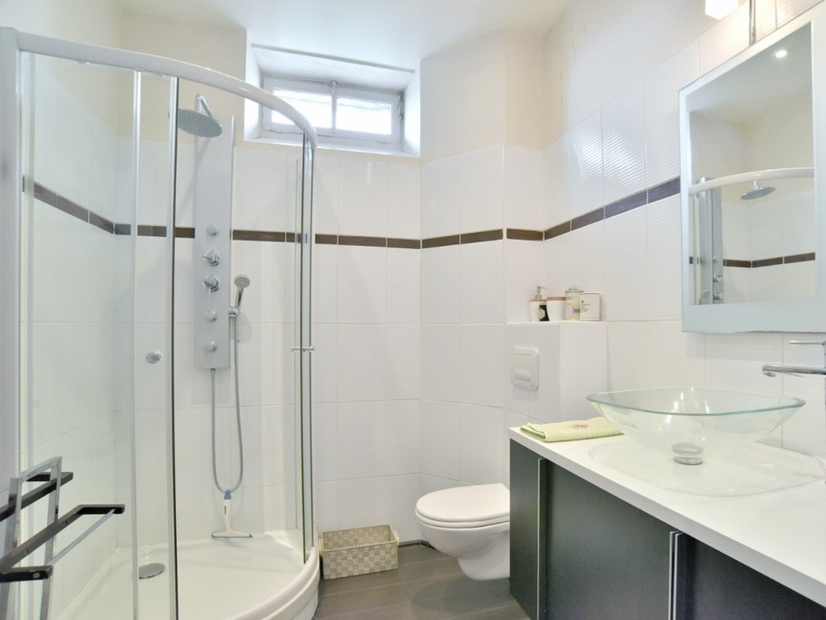 Salle d'eau avec douche grande dimension et WC.