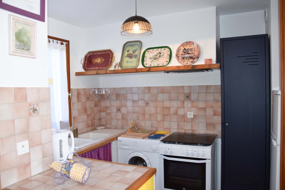 cuisine entièrement équipée avec rangements