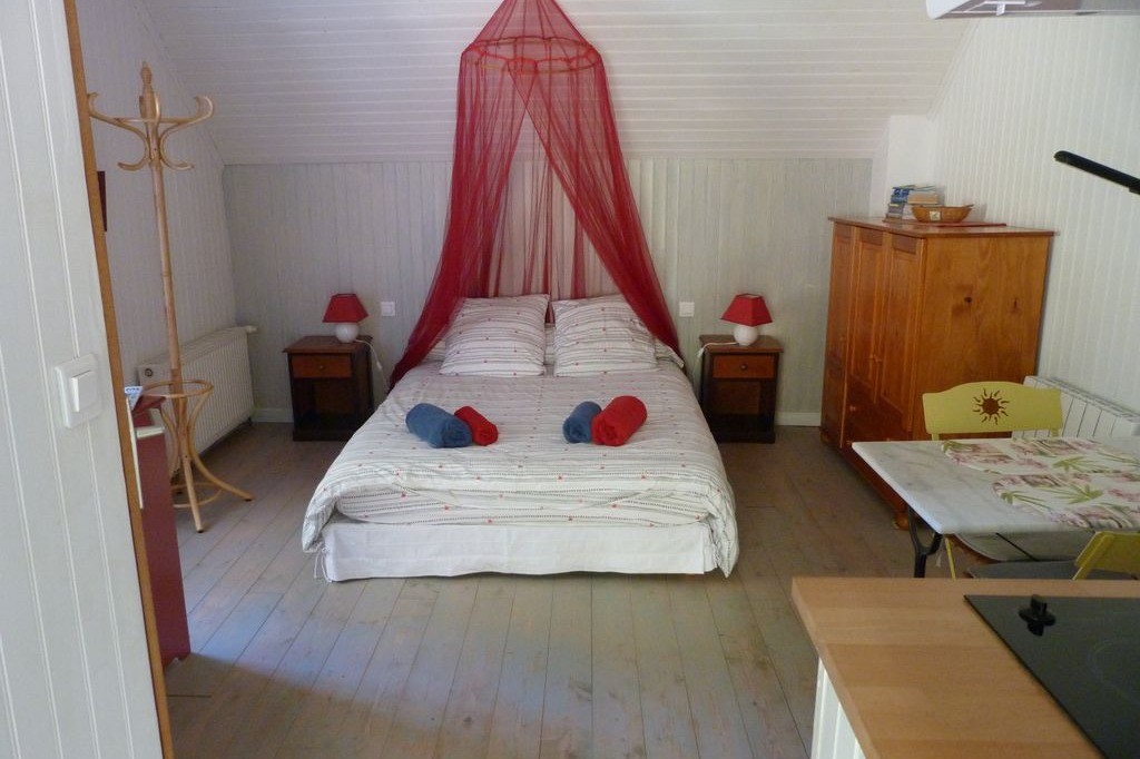 espace nuit avec lit 140 et armoire penderie