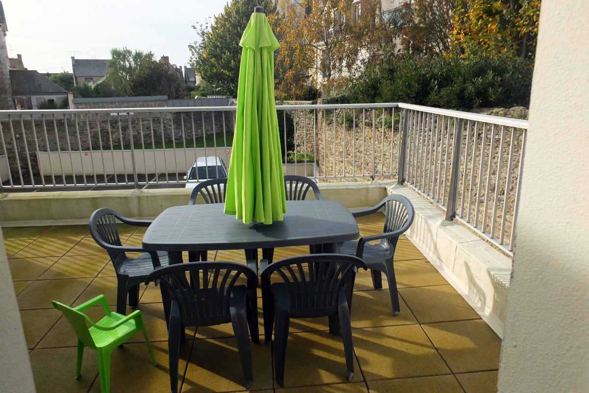 La terrasse donnant sur un environnement verdoyant