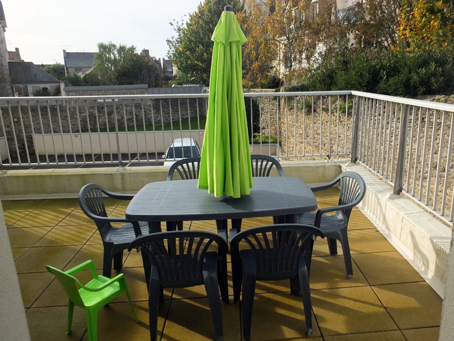La terrasse donnant sur un environnement verdoyant