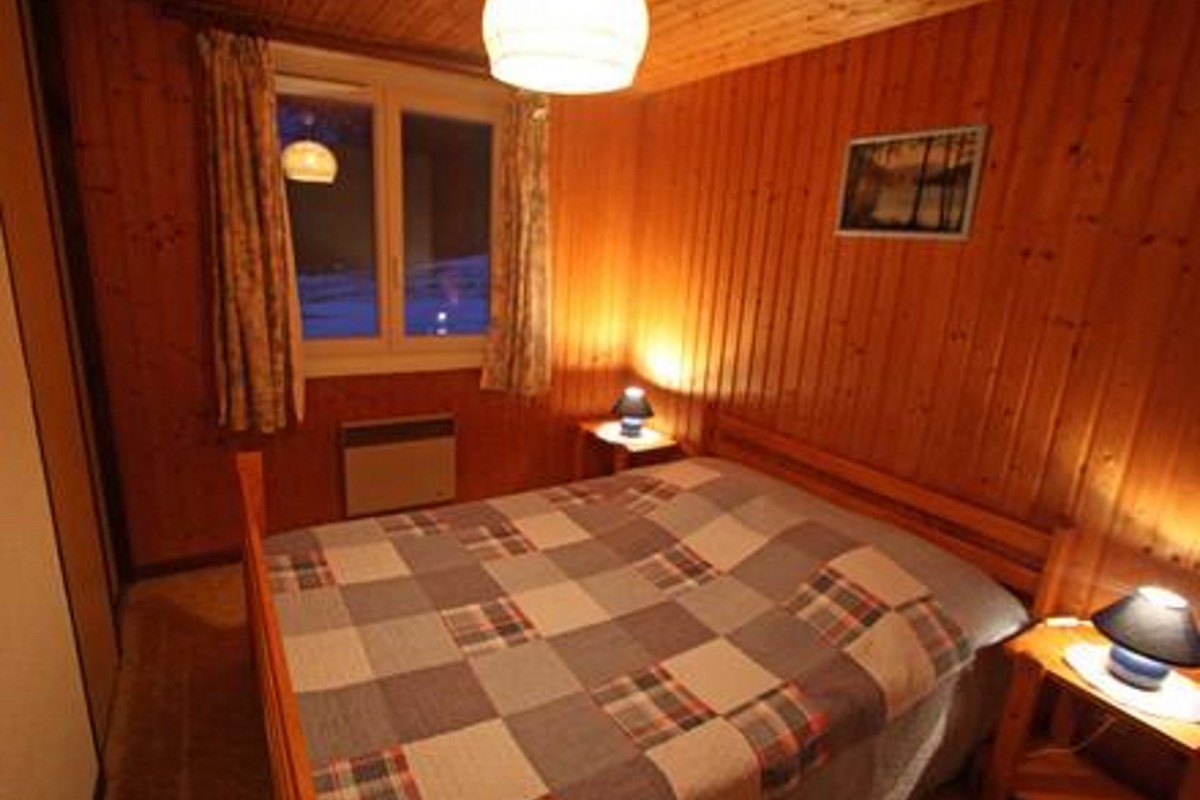 chambre rez de jardin (lit 140x190)