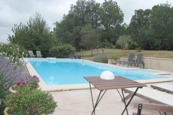 Montdurausse dans le Tarn en Occitanie, la piscine vous invite au repos.