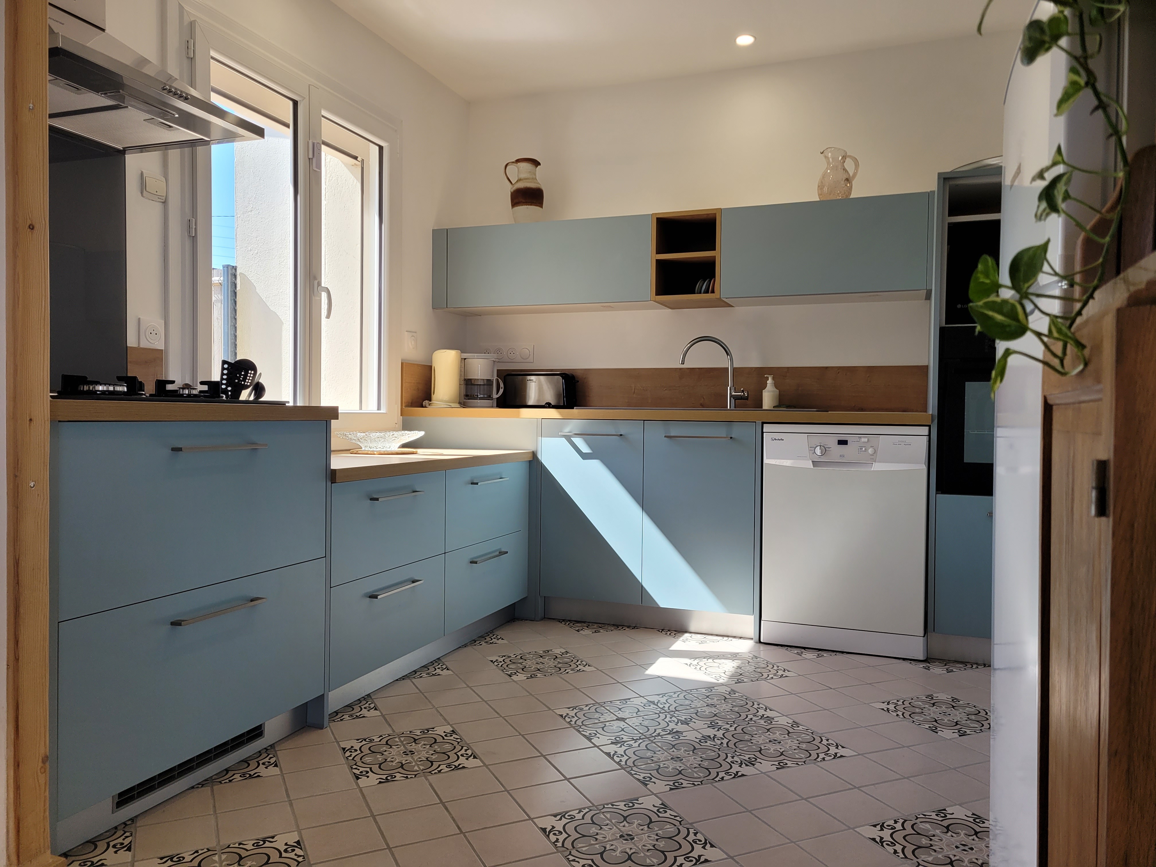 Le Cain, location de vacances, Clévacances, séjour-salon cuisine RDC