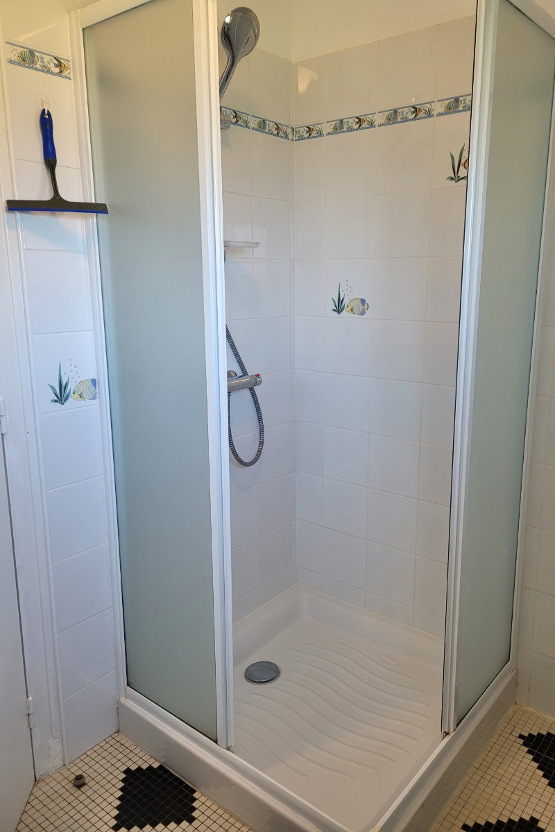 Location Clévacances, Loguivy-de-la-mer, Le Barbu, la douche de la salle d'eau du RDC