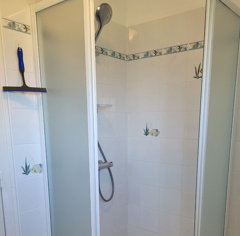 Location Clévacances, Loguivy-de-la-mer, Le Barbu, la douche de la salle d'eau du RDC