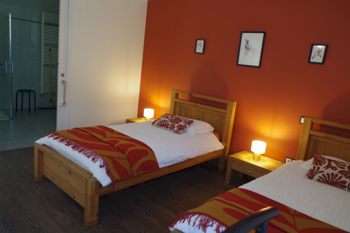 Chambre au rez-de-chaussée 2 lits 90x190 avec salle d'eau privative aménagée "mobilité réduite" et W.C.