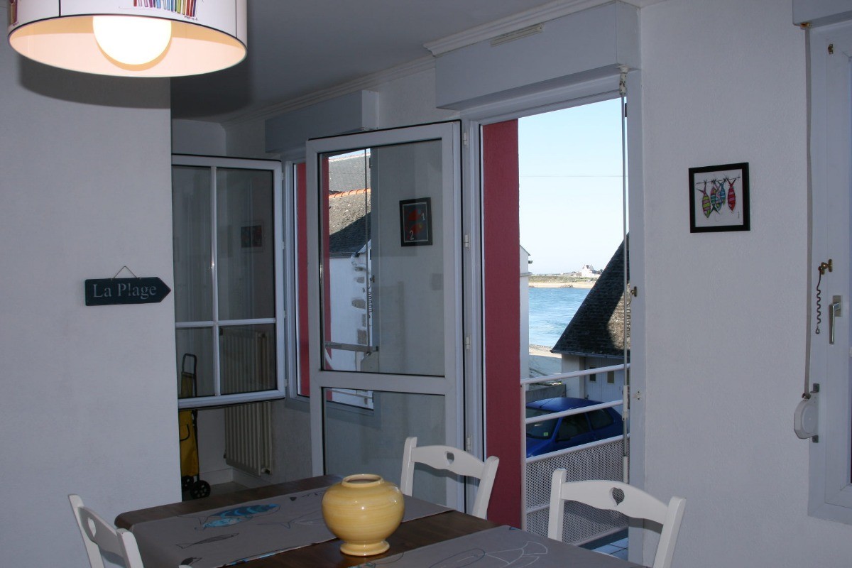 La salle à manger avec vue sur la plage
