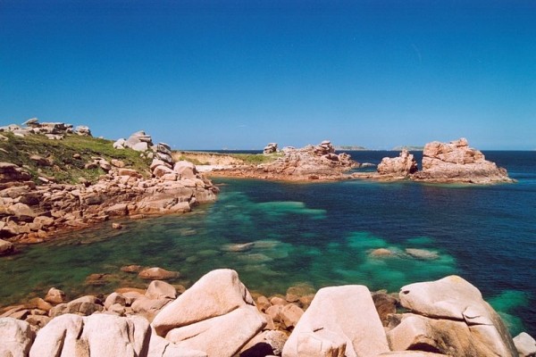 Une vue typique de la côte de granit rose à Perros Guirec : eau turquoise et lagon breton !