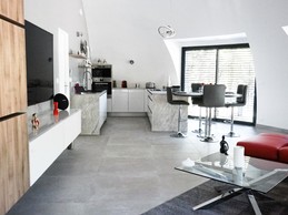 Un salon design, une cuisine high-tech, du volume et de la lumière ...