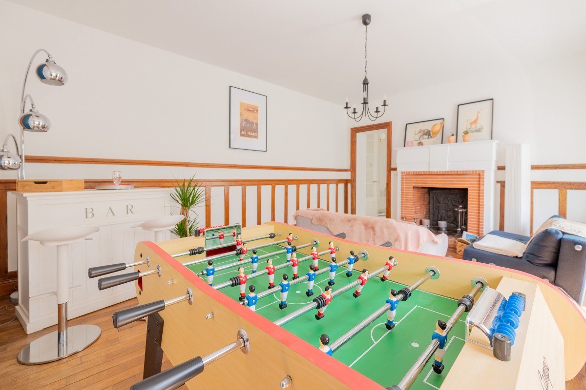 Le salon avec vue sur le billard
