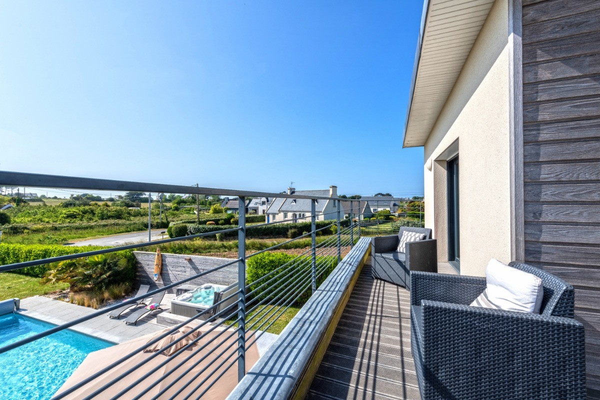 Terrasse de l'étage avec vue piscine et mer