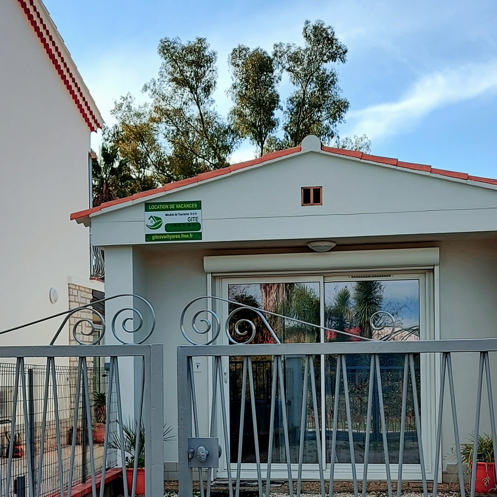L'entrée privative du gîte (Hyères, Var)
COUR FERMEE PRIVATIVE POUR GARER VOTRE VEHICULE.
