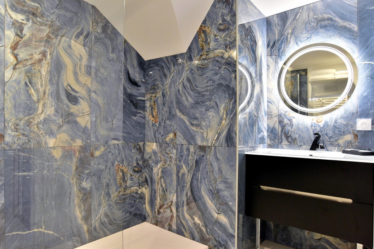 Salle d'eau spacieuse  avec meuble vasque et douche thermostatique grande dimension. WC séparé.