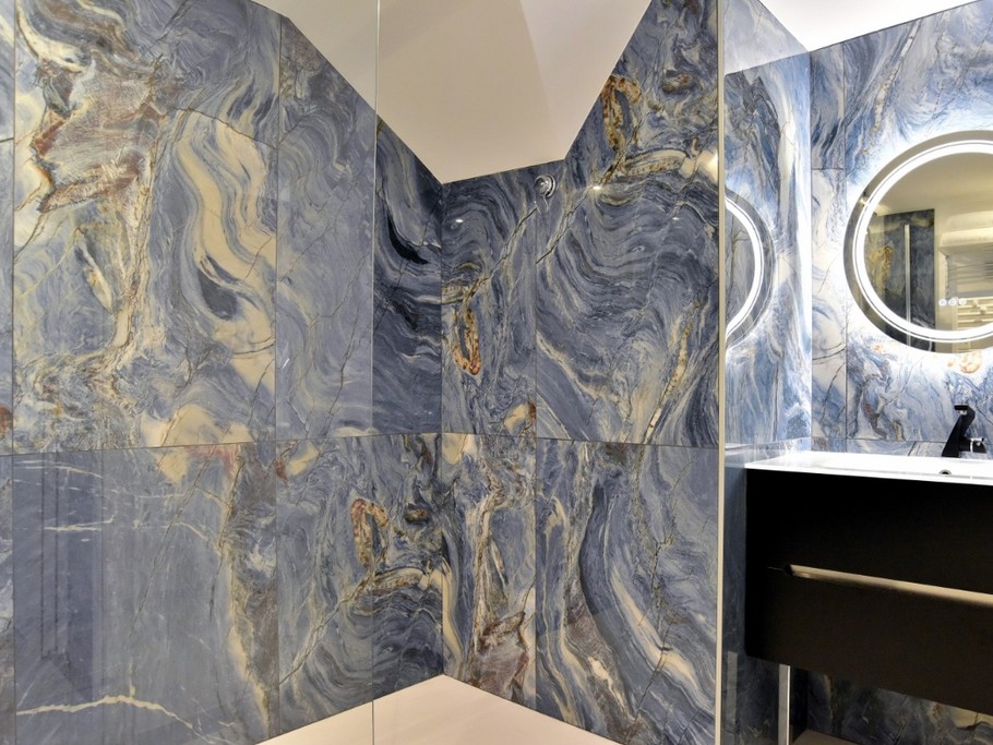 Salle d'eau spacieuse avec meuble vasque et douche thermostatique grande dimension. WC séparé.