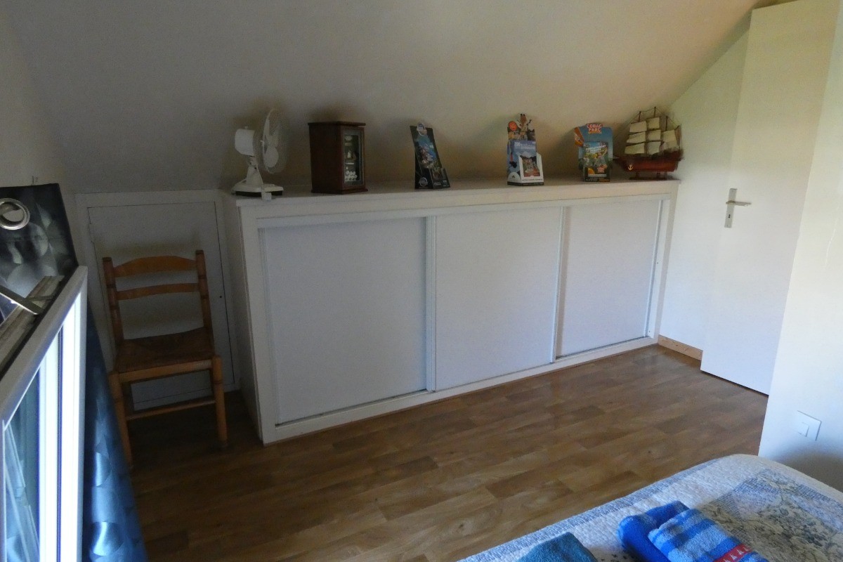 Chambre à l'étage pour 2 personnes (lit 140 cm) avec linges de lit et de toilette fournis.