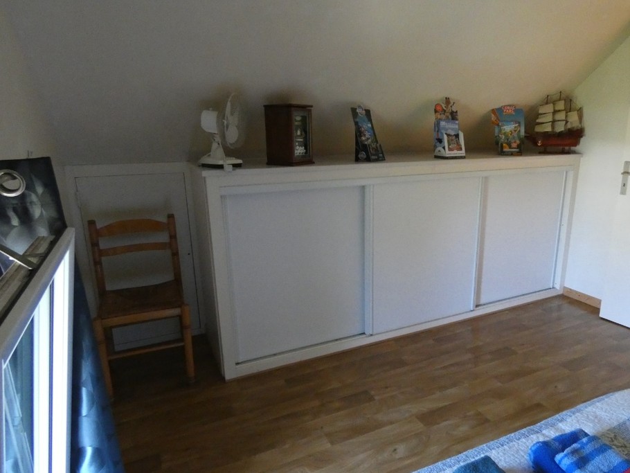 Chambre à l'étage pour 2 personnes (lit 140 cm) avec linges de lit et de toilette fournis.