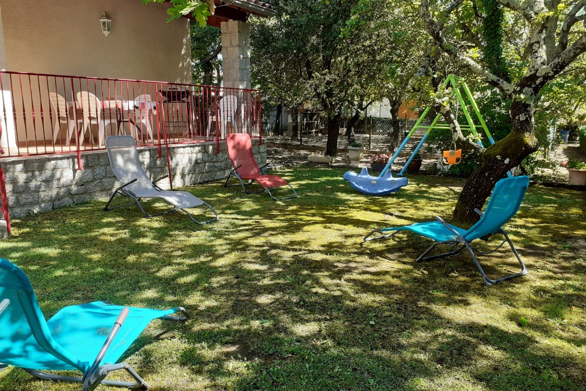 gite Les Clapas - Maison verte - espace verdure ombragé