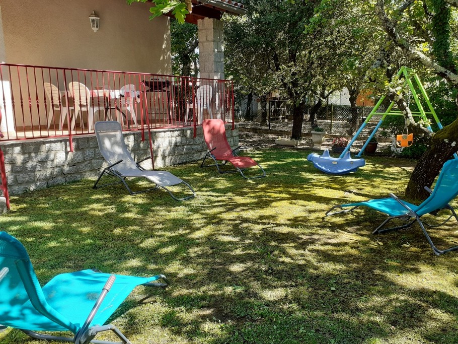 gite Les Clapas - Maison verte - espace verdure ombragé