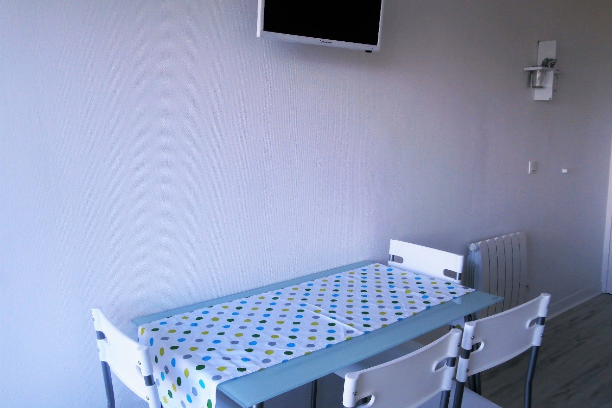 le coin repas avec ses 4 places assises