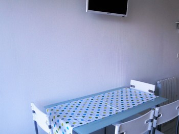 le coin repas avec ses 4 places assises