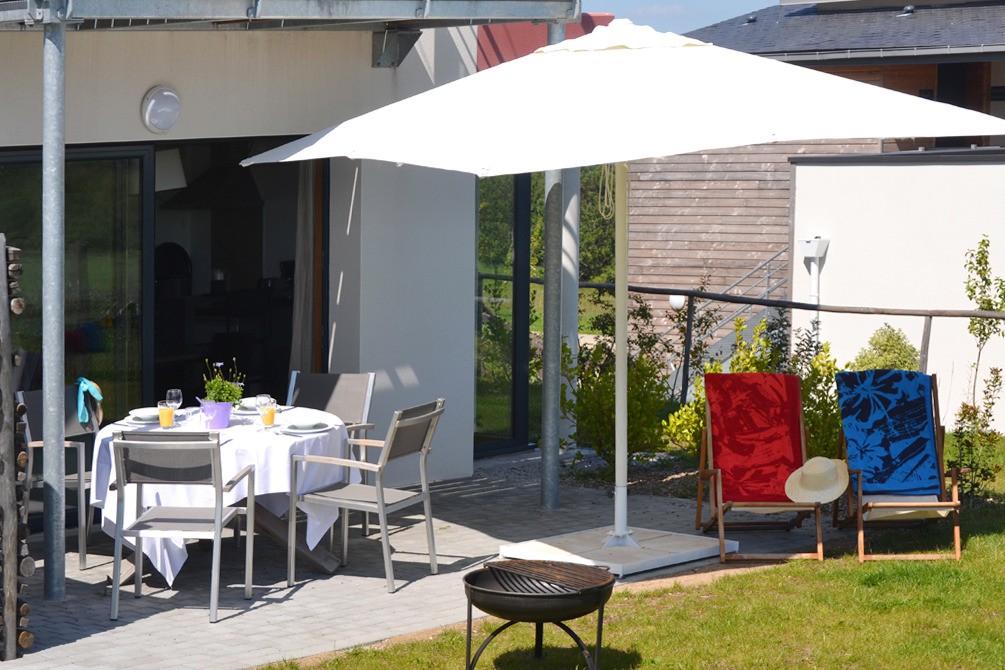 Calme et repos au soleil sur la terrasse avec vue sur la nature