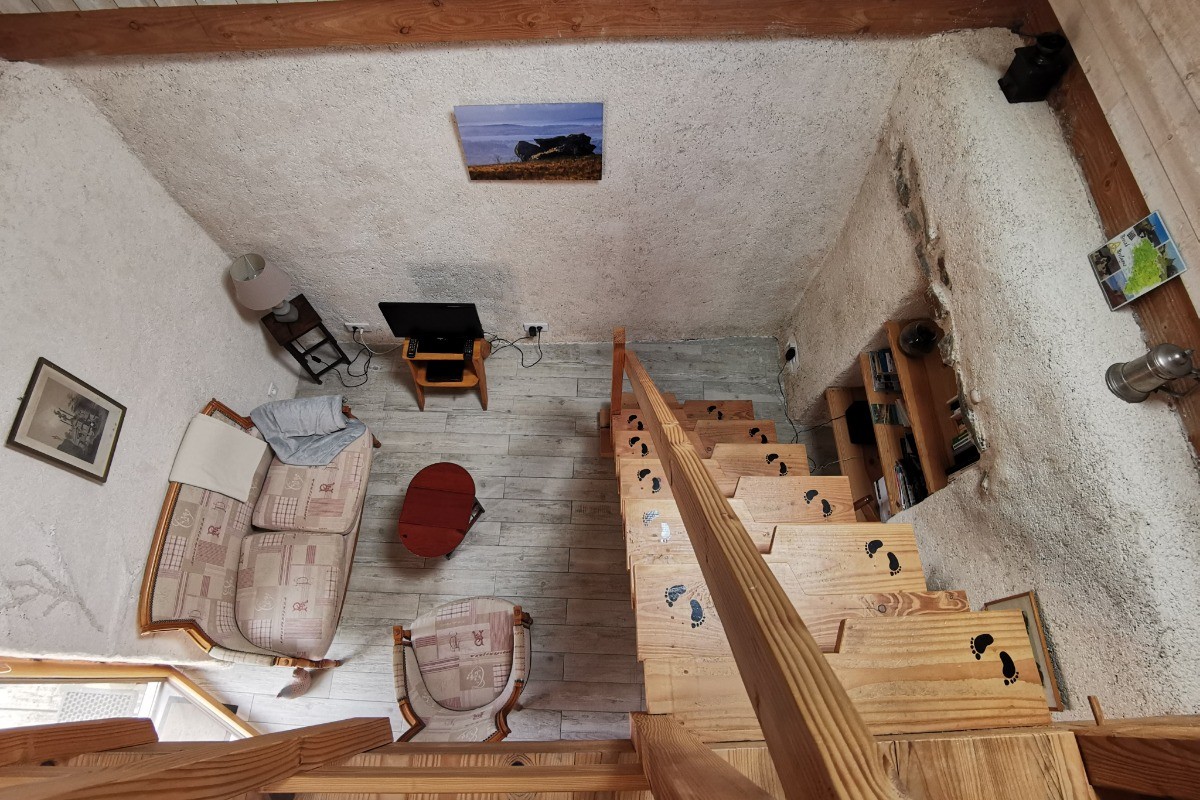Vu de la mezzanine sur le salon, avec escalier à pas japonais