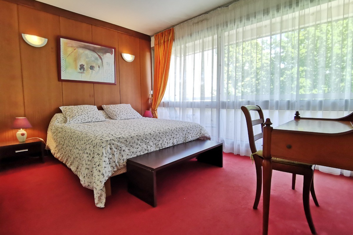 Grande chambre avec lit 160 et balcon avec vue sur la nature