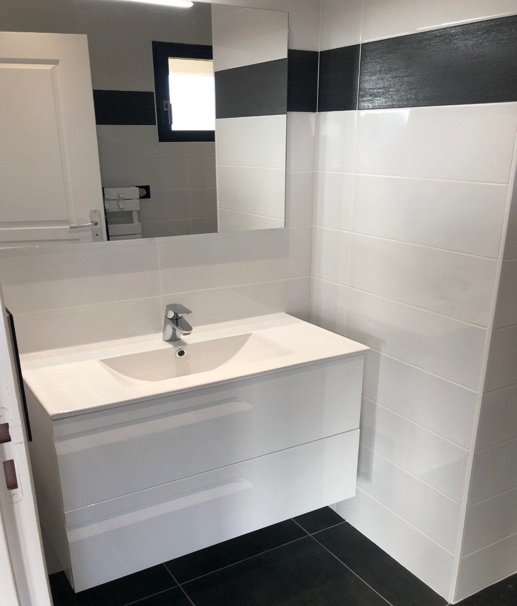 Salle de bain attenante à la chambre façade mer