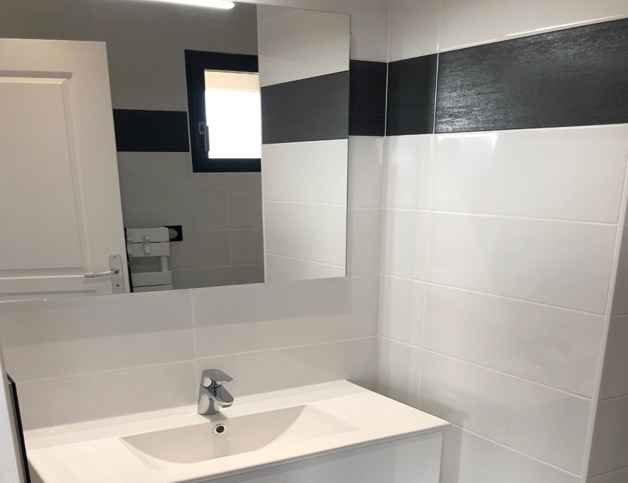 Salle de bain attenante à la chambre façade mer