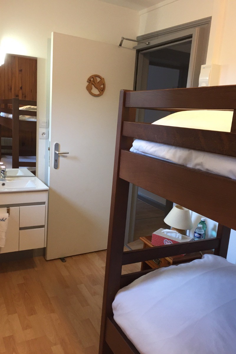 chambre familiale (enfants) avec  lavabo ouvert sur la chambre