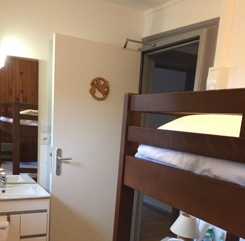chambre familiale (enfants) avec  lavabo ouvert sur la chambre