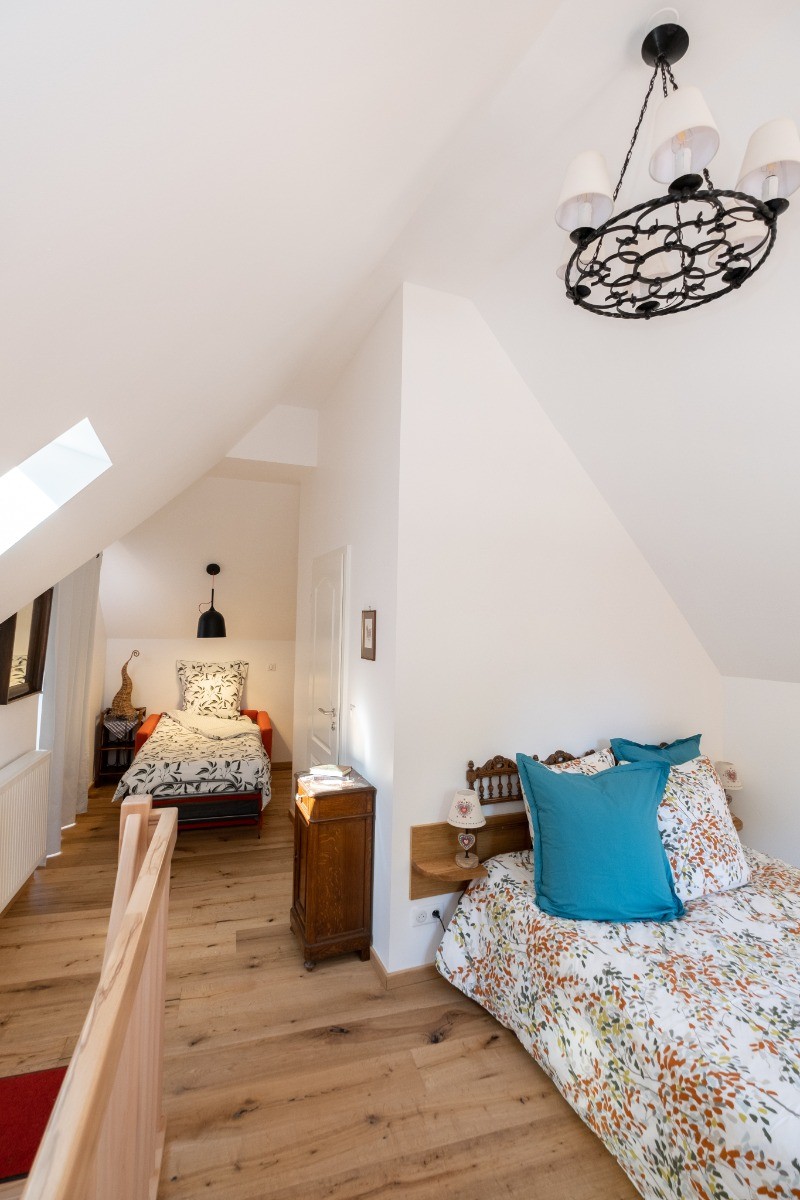 La chambre en mezzanine et le fauteuil convertible au fond