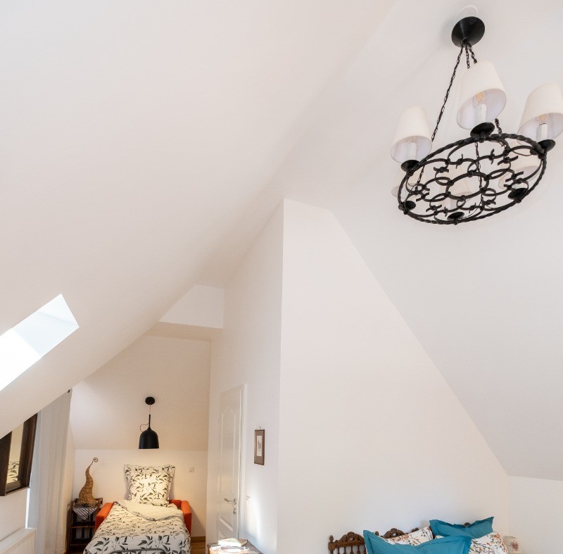 La chambre en mezzanine et le fauteuil convertible au fond
