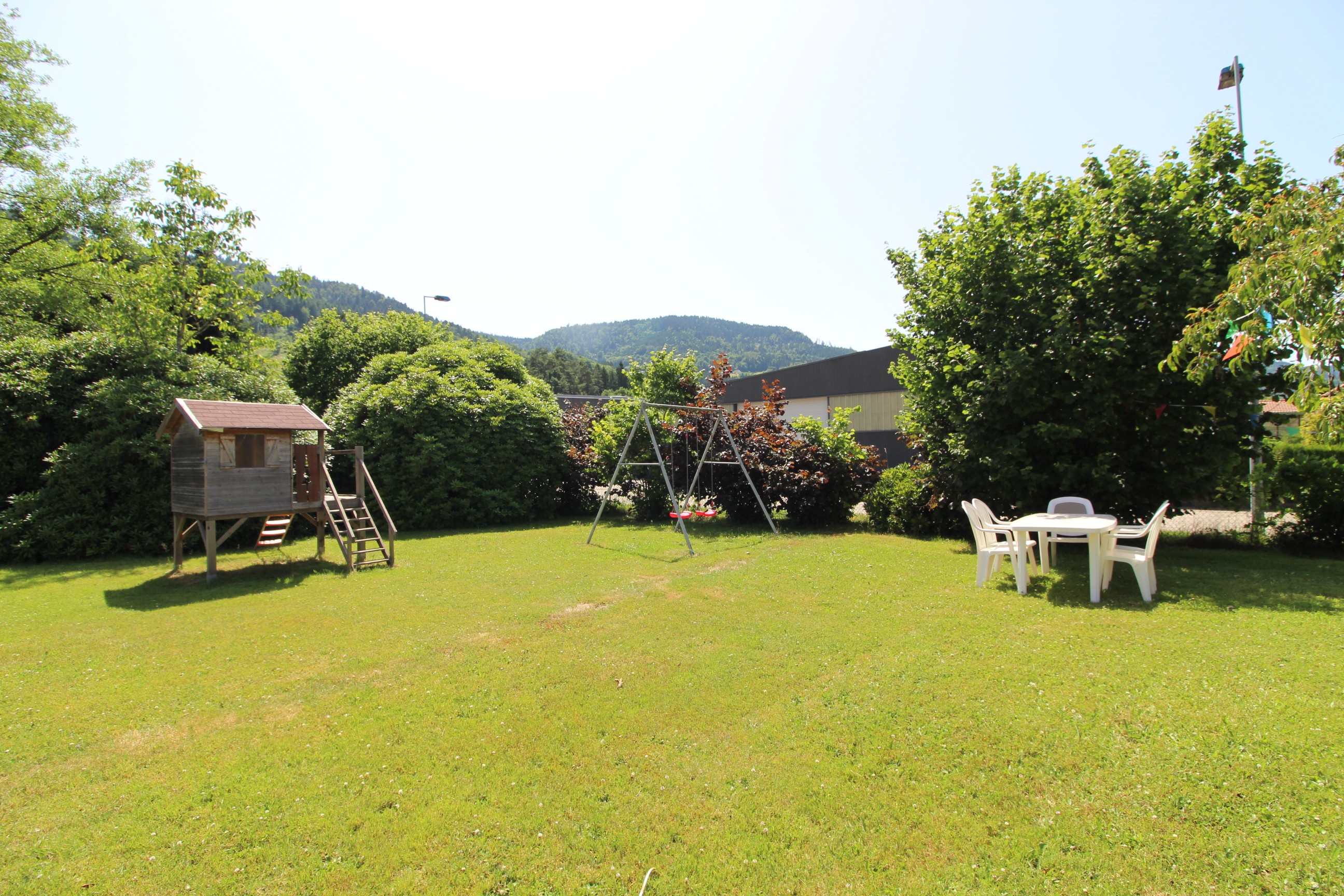 Jardin - Salon/ séjour - Gîte La Moselotte à Saulxures-sur-Moselotte – Proche Lac & Voie Verte