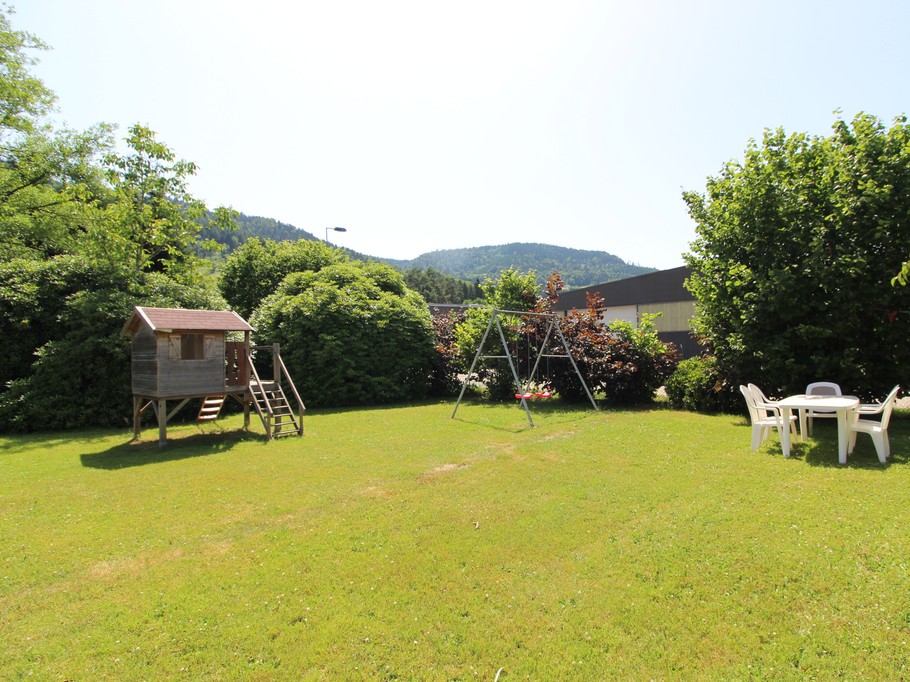 Jardin - Salon/ séjour - Gîte La Moselotte à Saulxures-sur-Moselotte – Proche Lac & Voie Verte