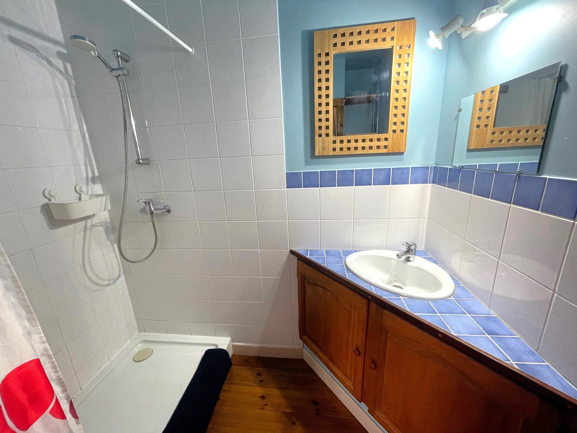 Salle d'eau dans la chambre