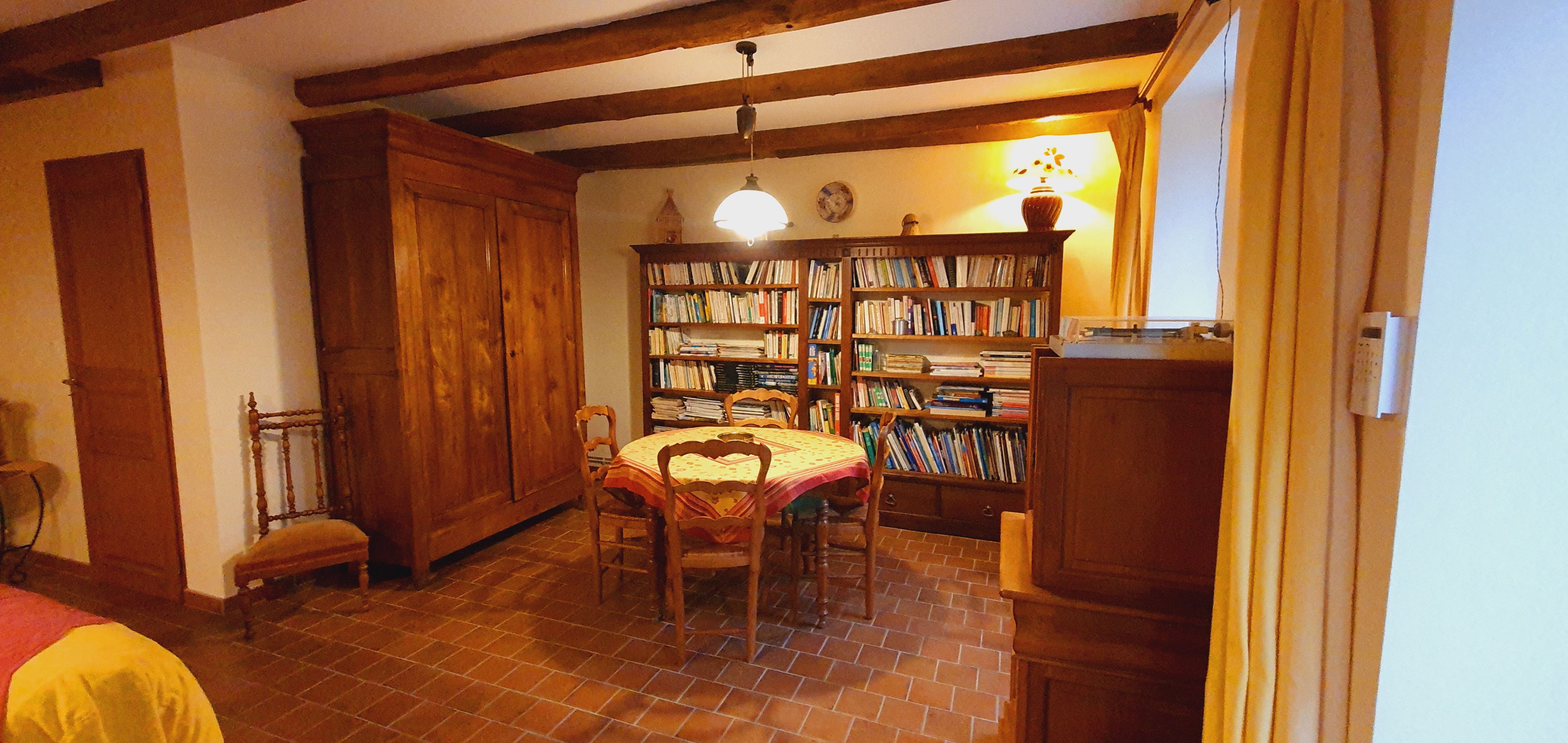 bibliothèque du salon