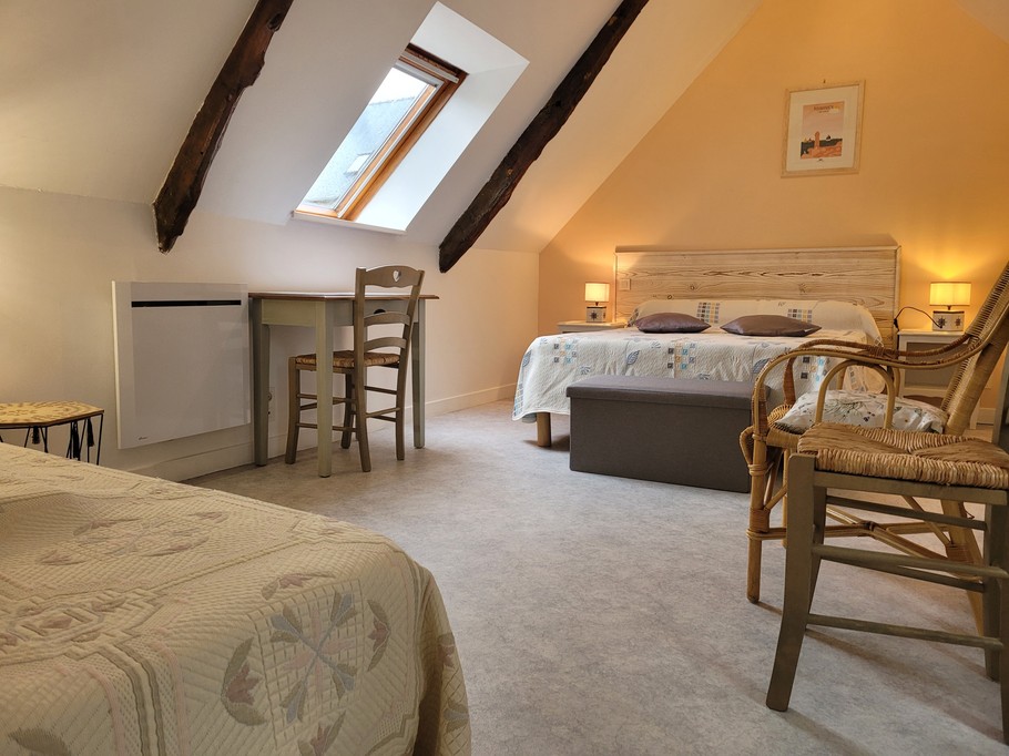 la longère, Gîte pors Even, la chambre en mezzanine avec 1 lit double et 1 lit simple et bureau