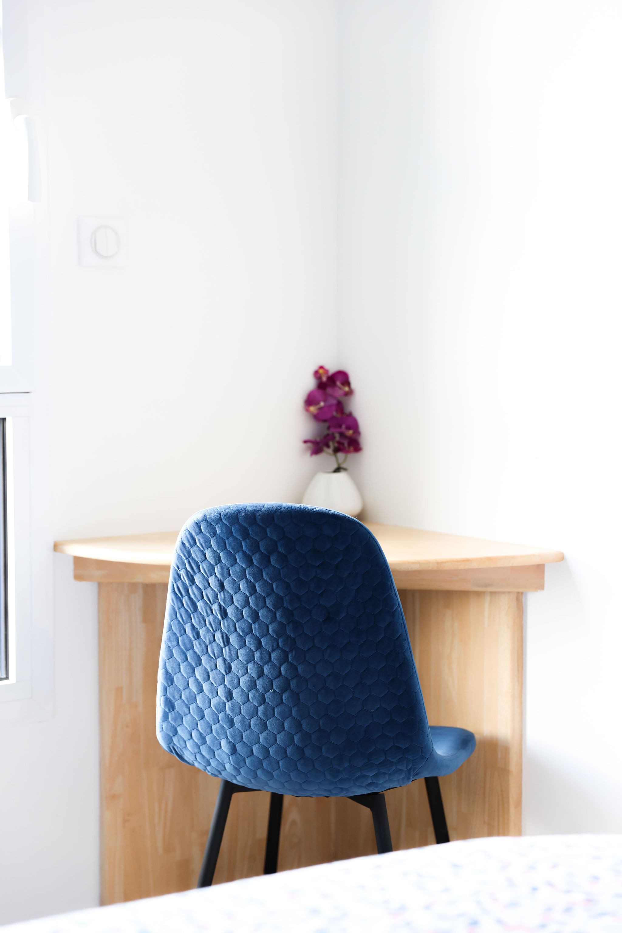 Petit bureau dans la chambre parentale. Parfait pour un ordinateur portable.