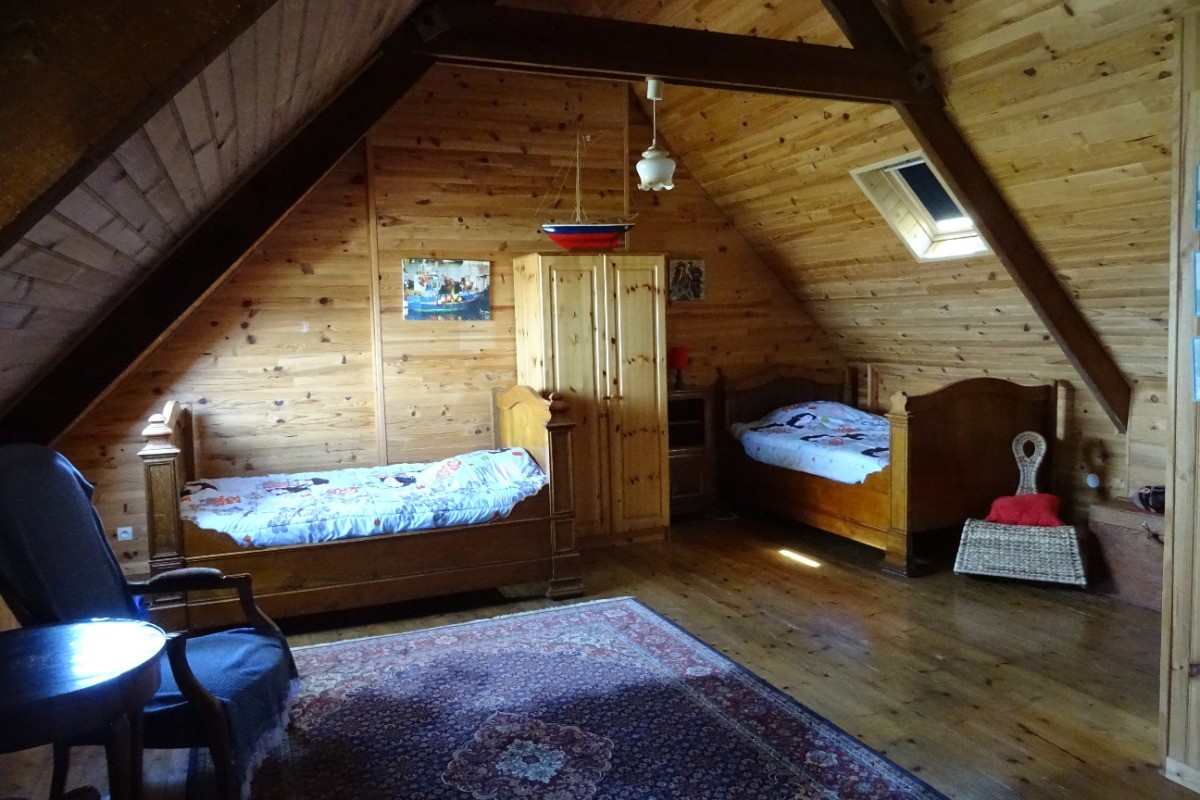 Chambre bois avec deux lits de 110 et un lit de160 vue mer