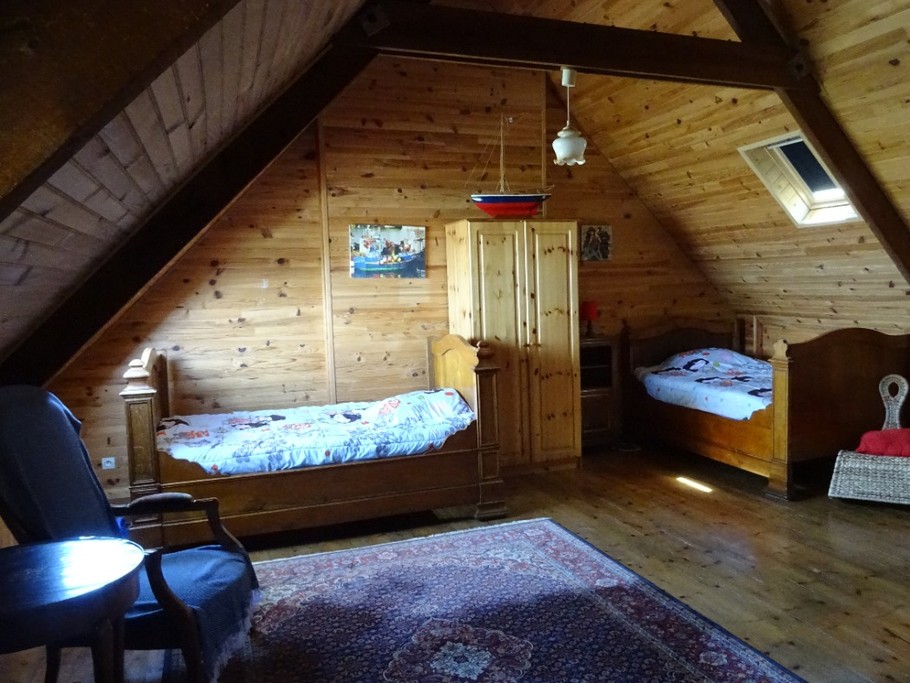 Chambre bois avec deux lits de 110 et un lit de160 vue mer