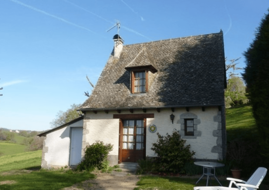 Façade du gîte indépendant avec vue dégagée sur les collines environnantes.