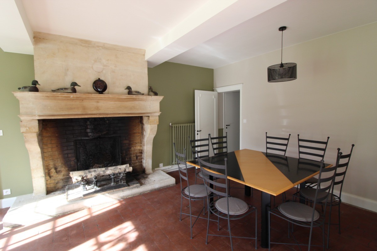 Séjour et sa grande cheminée décorative - Gite la Petite Varenne